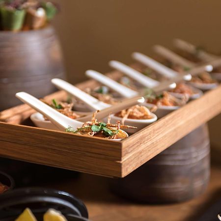 Radisson Blu Hotel Riyadh Convention And Exhibition Center Buitenkant foto A selection of tapas