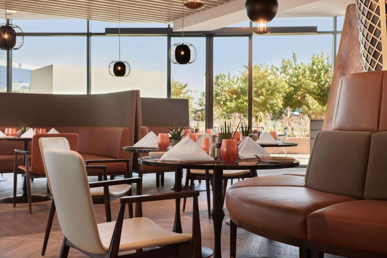 Radisson Blu Hotel Riyadh Convention And Exhibition Center Buitenkant foto The restaurant
