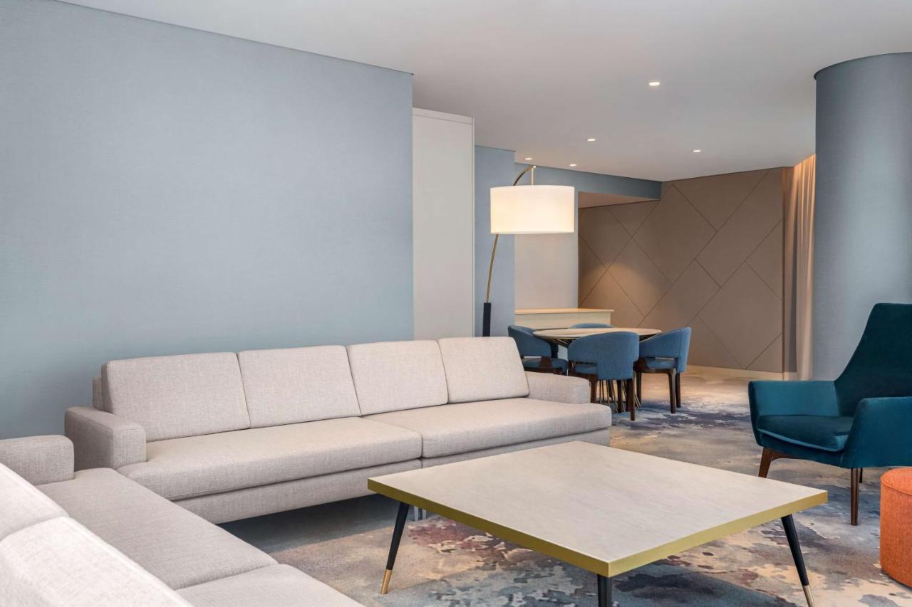 Radisson Blu Hotel Riyadh Convention And Exhibition Center Buitenkant foto A living room in a suite at the hotel
