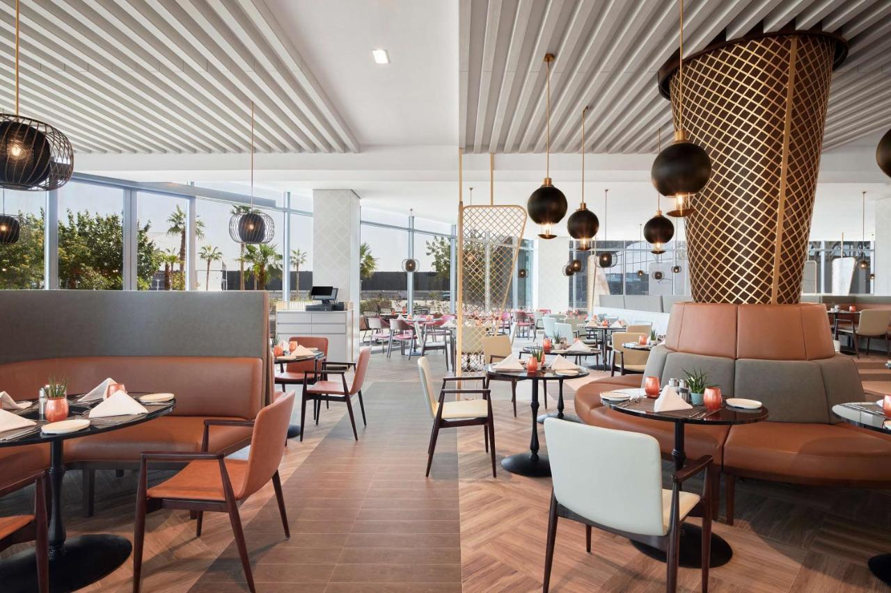 Radisson Blu Hotel Riyadh Convention And Exhibition Center Buitenkant foto The restaurant