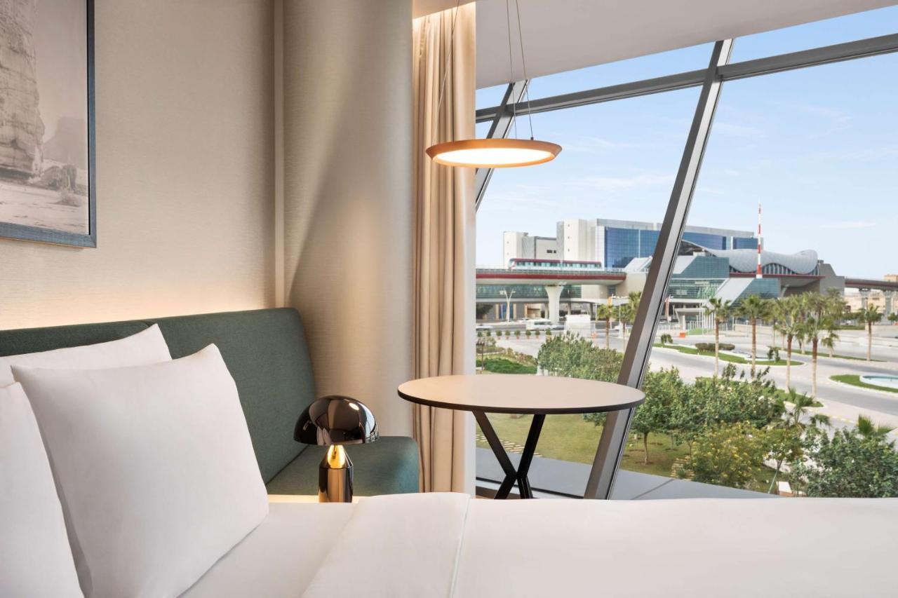 Radisson Blu Hotel Riyadh Convention And Exhibition Center Buitenkant foto A guest room at the hotel