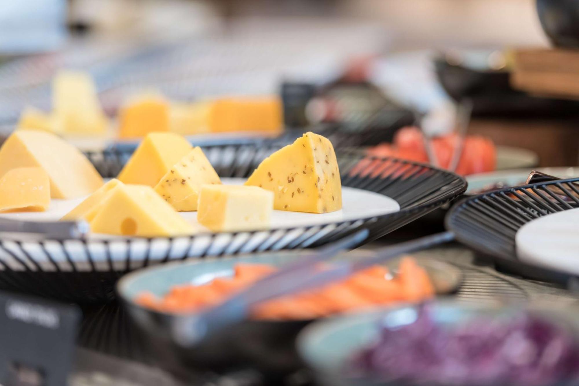 Radisson Blu Hotel Riyadh Convention And Exhibition Center Buitenkant foto Cheese at a buffet