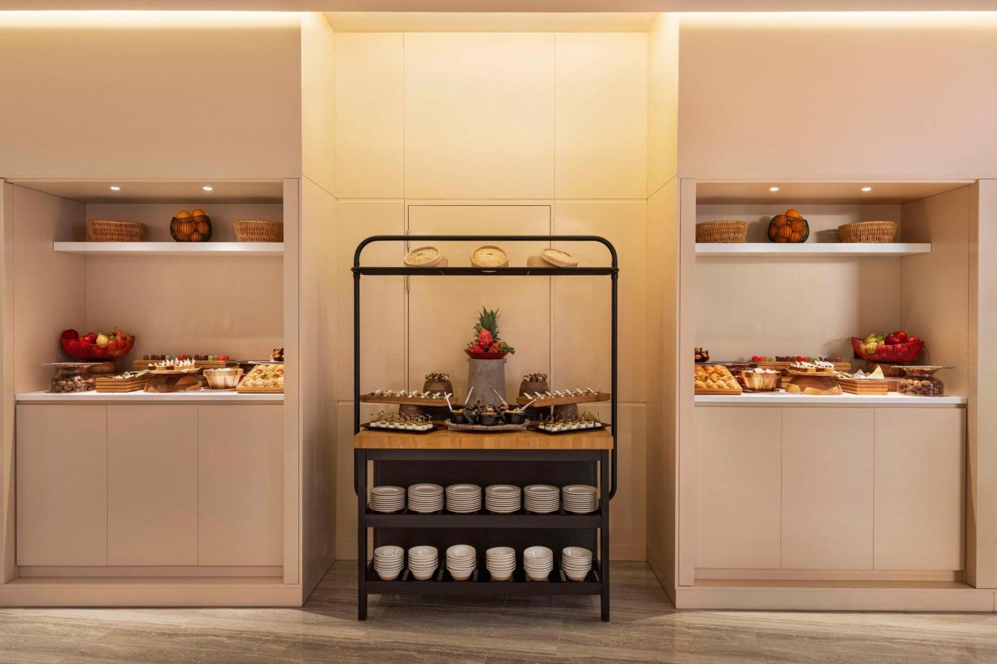 Radisson Blu Hotel Riyadh Convention And Exhibition Center Buitenkant foto A buffet at a hotel