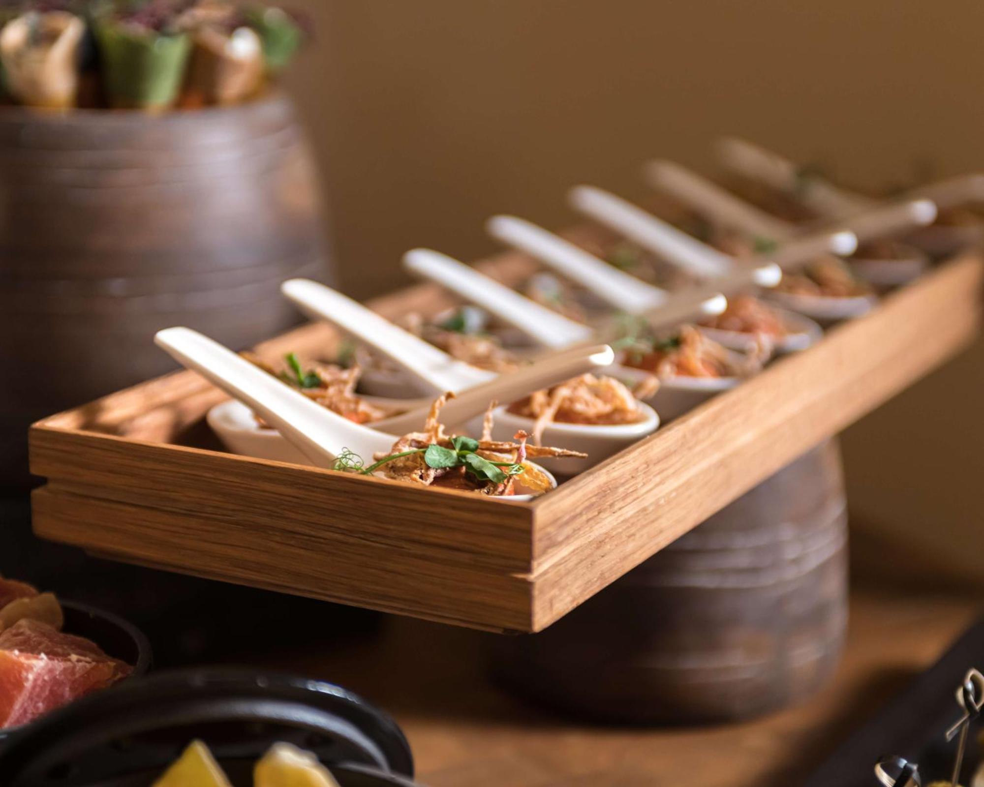 Radisson Blu Hotel Riyadh Convention And Exhibition Center Buitenkant foto A selection of tapas