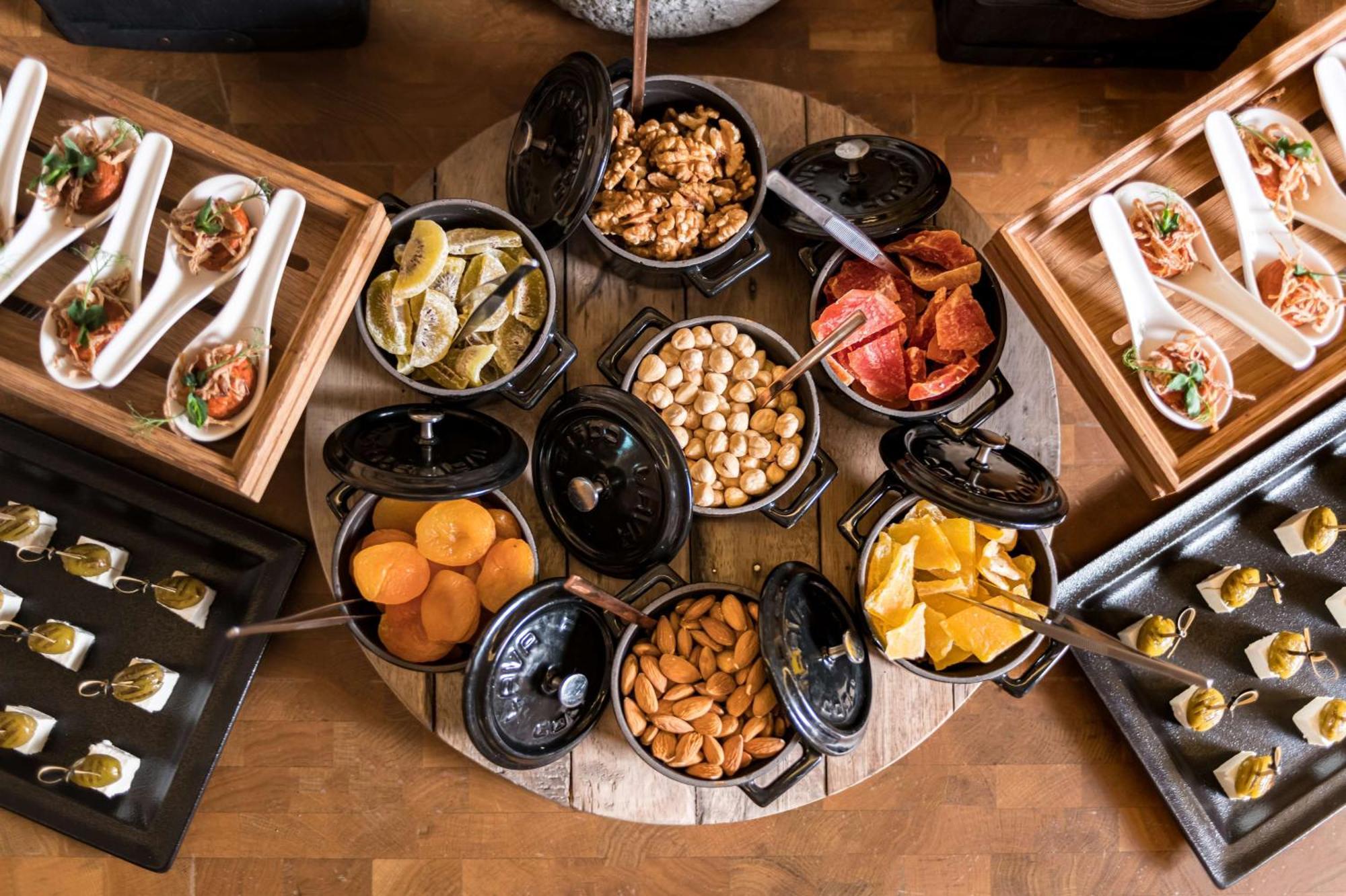 Radisson Blu Hotel Riyadh Convention And Exhibition Center Buitenkant foto A selection of tapas