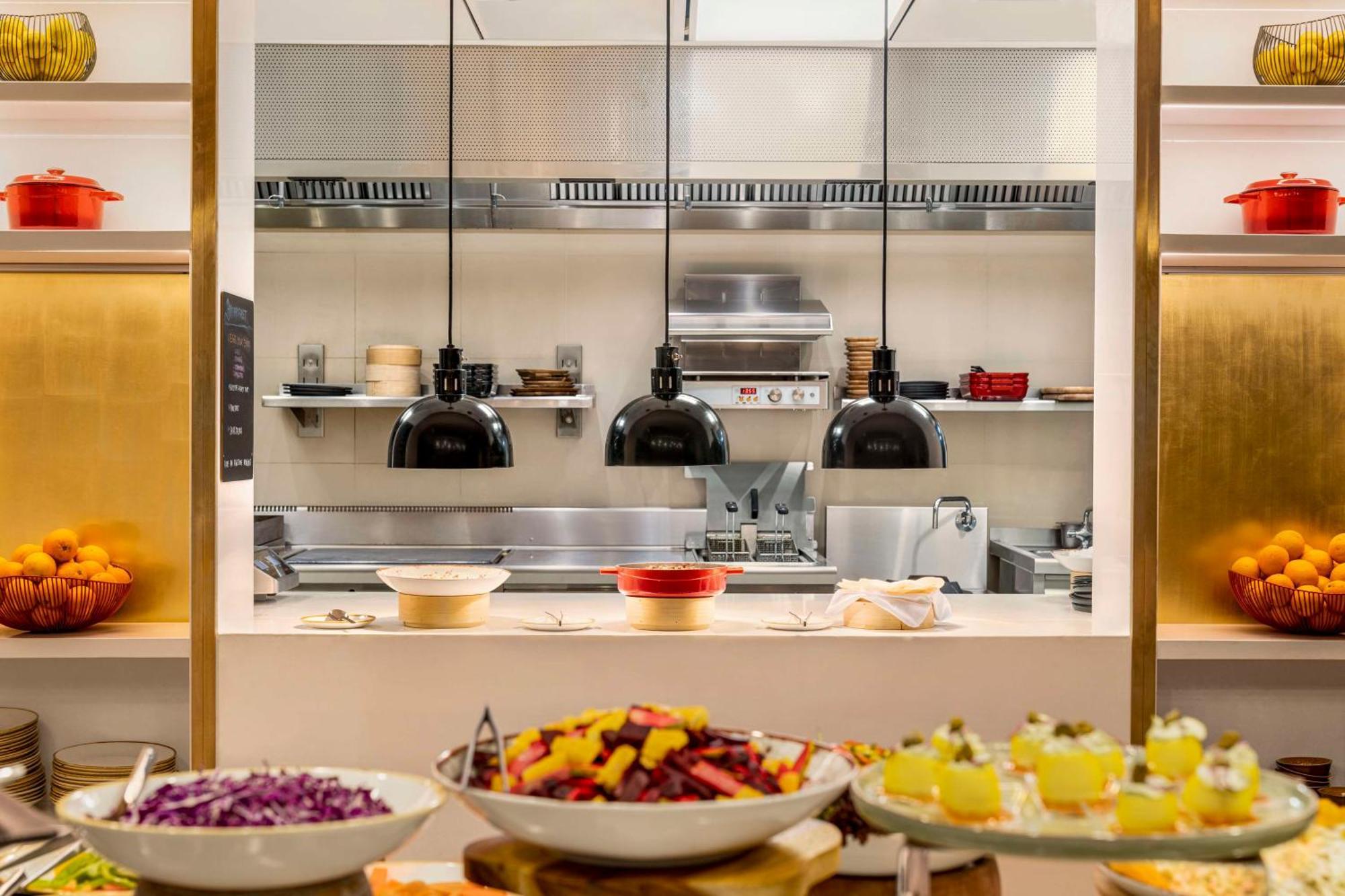 Radisson Blu Hotel Riyadh Convention And Exhibition Center Buitenkant foto The kitchen at the restaurant