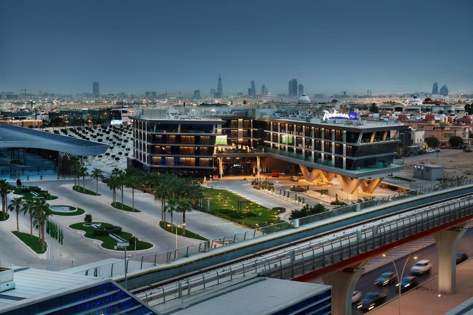 Radisson Blu Hotel Riyadh Convention And Exhibition Center Buitenkant foto The station at night