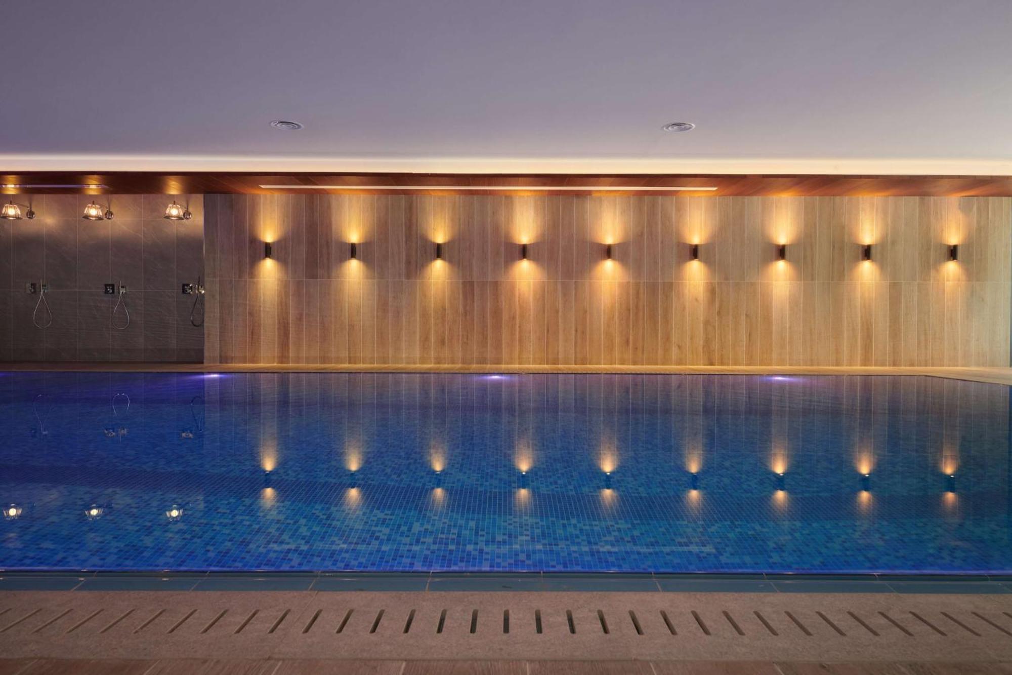 Radisson Blu Hotel Riyadh Convention And Exhibition Center Buitenkant foto The swimming pool at The Dorchester