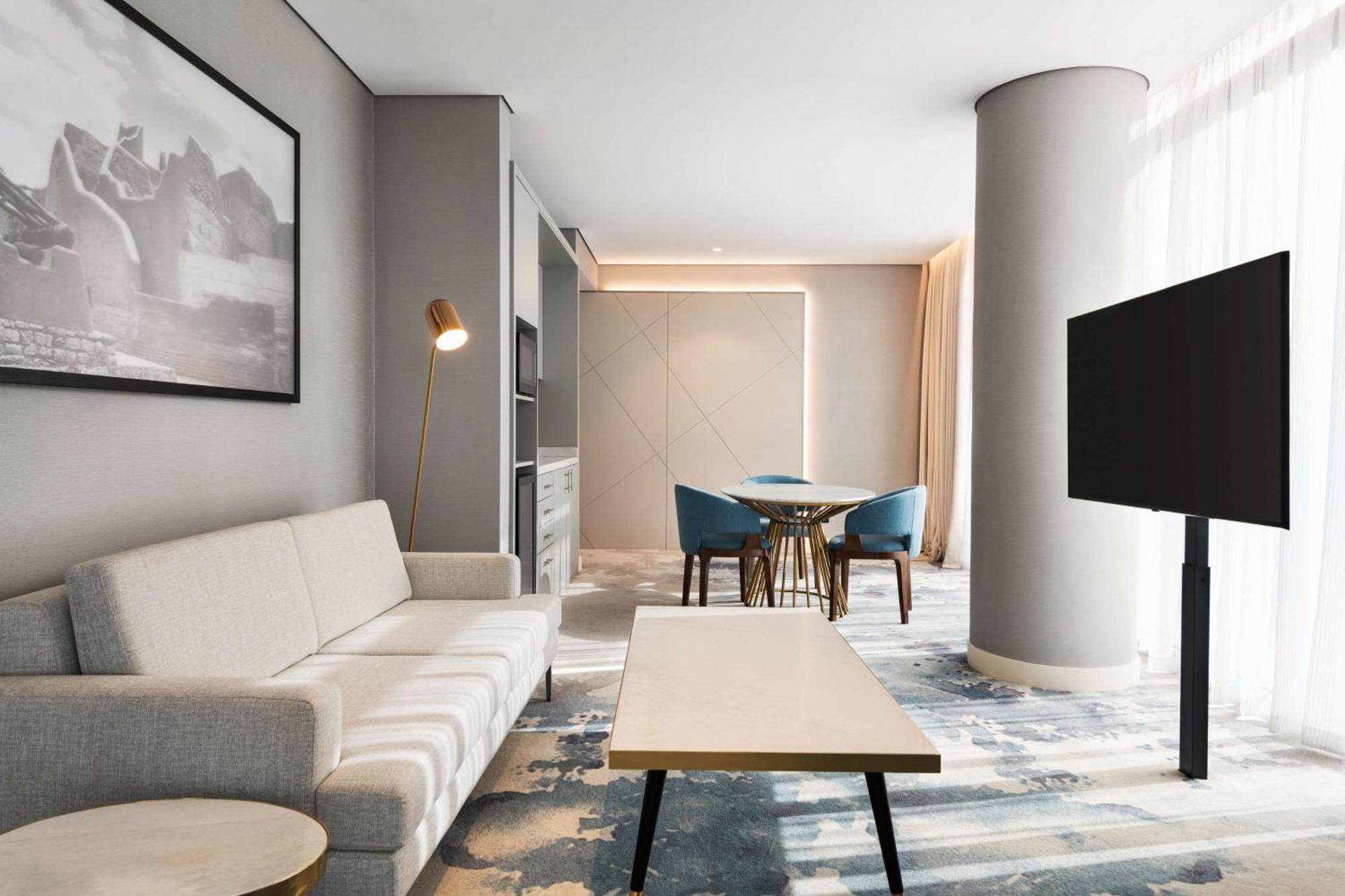 Radisson Blu Hotel Riyadh Convention And Exhibition Center Buitenkant foto A suite at the hotel