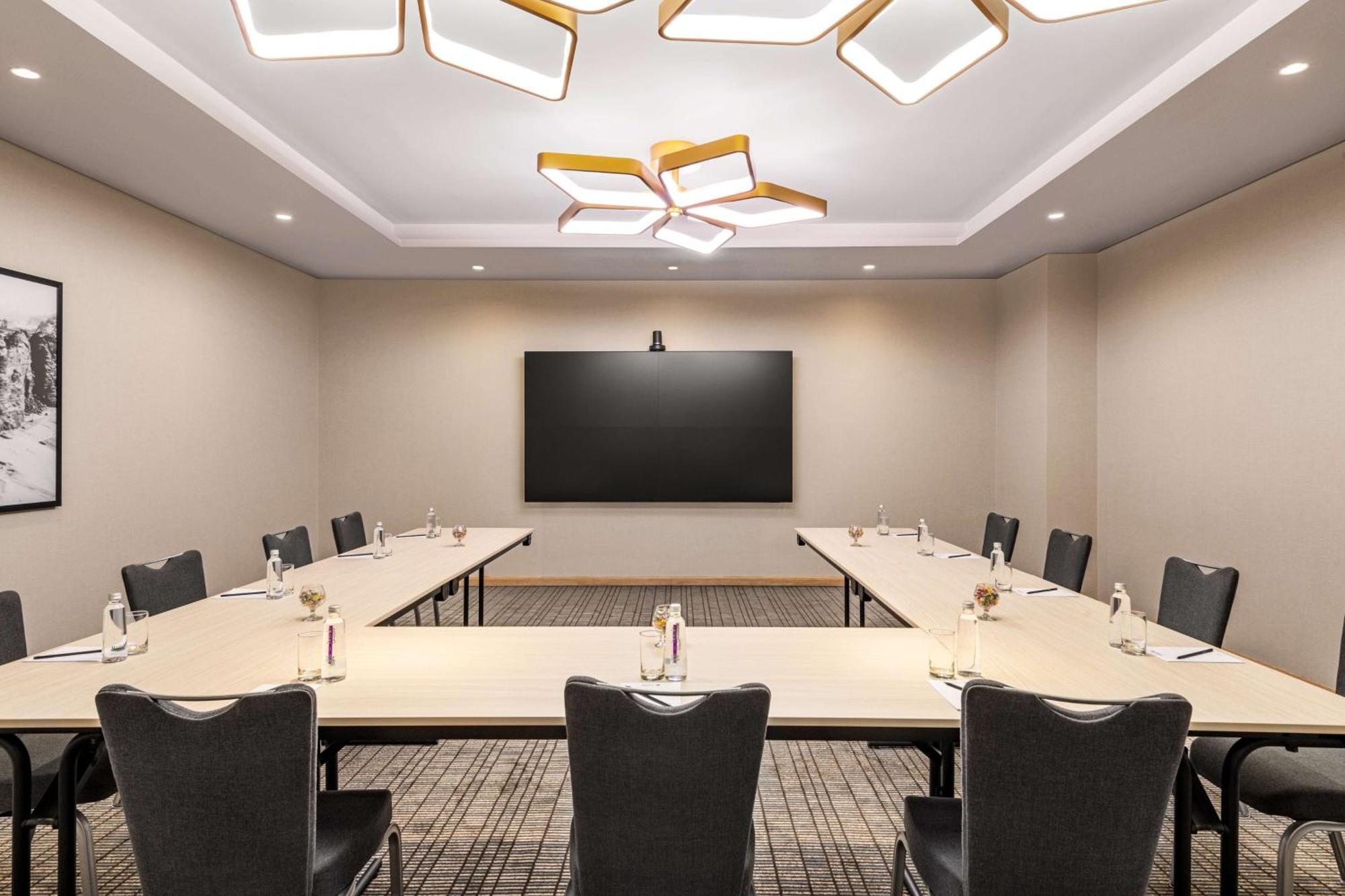 Radisson Blu Hotel Riyadh Convention And Exhibition Center Buitenkant foto A meeting room at the Hilton Garden Inn