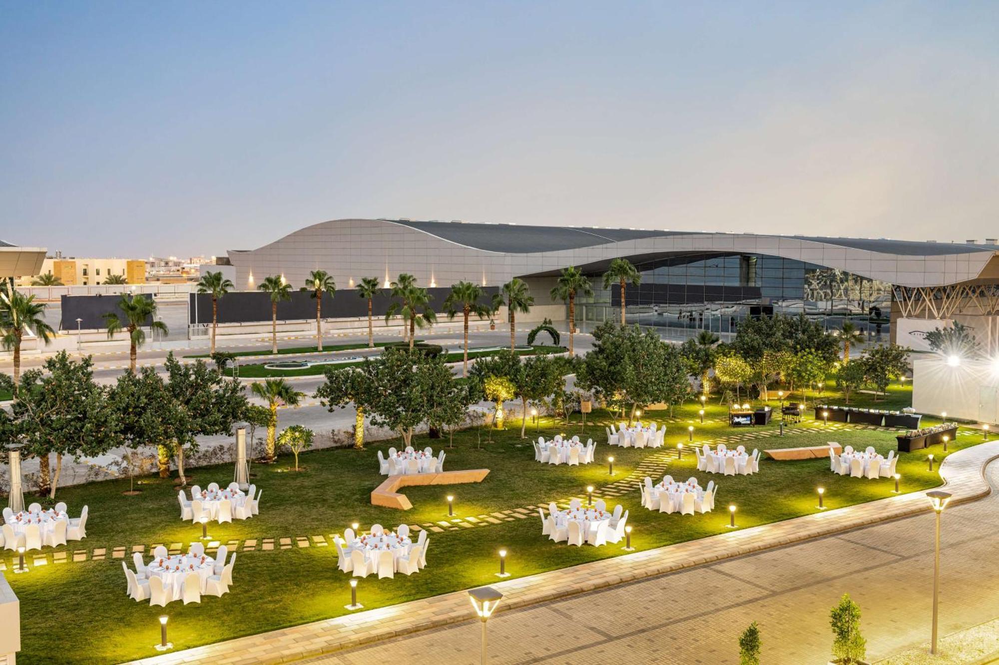 Radisson Blu Hotel Riyadh Convention And Exhibition Center Buitenkant foto The lawn at the Ritz-Carlton, Riyadh