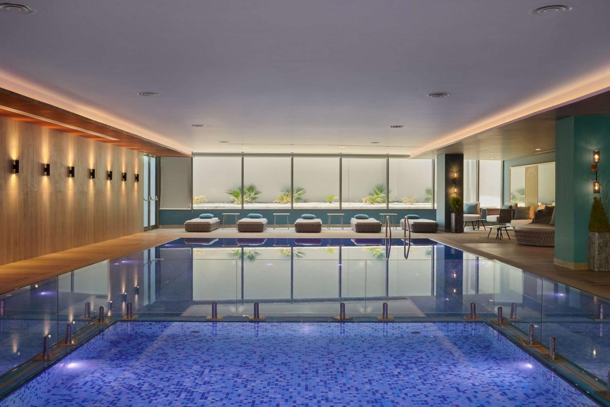 Radisson Blu Hotel Riyadh Convention And Exhibition Center Buitenkant foto The swimming pool at The Dorchester