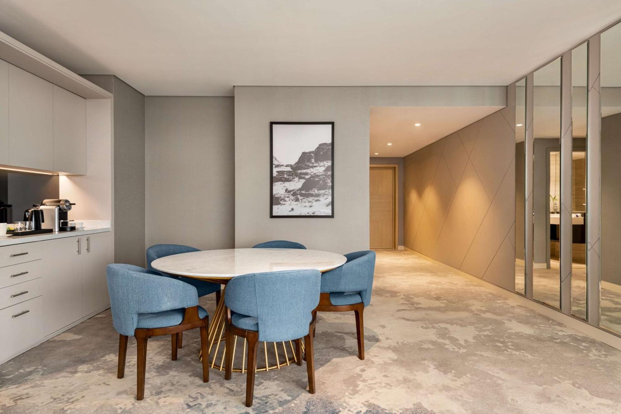 Radisson Blu Hotel Riyadh Convention And Exhibition Center Buitenkant foto A suite at the hotel