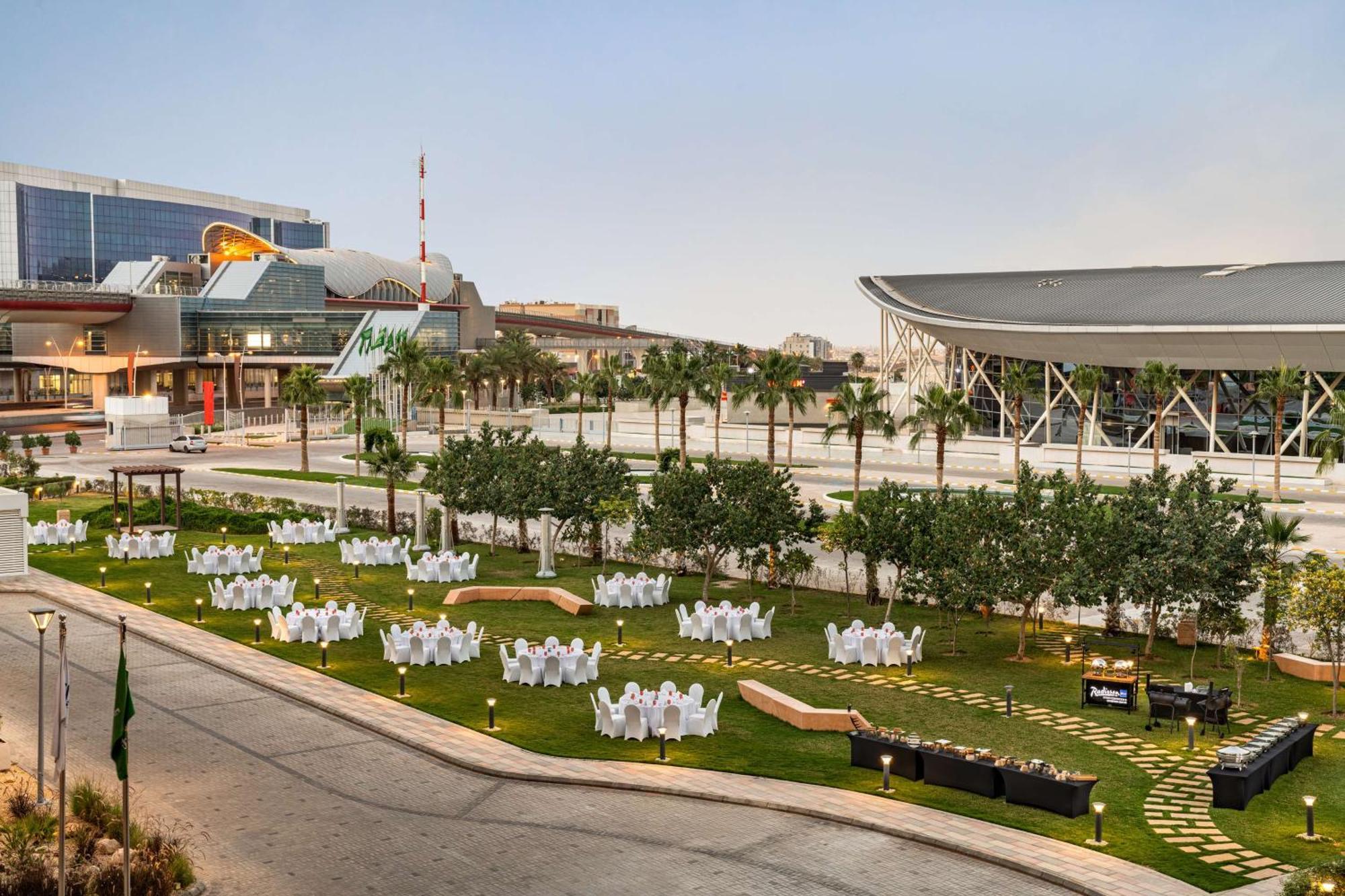 Radisson Blu Hotel Riyadh Convention And Exhibition Center Buitenkant foto The Green