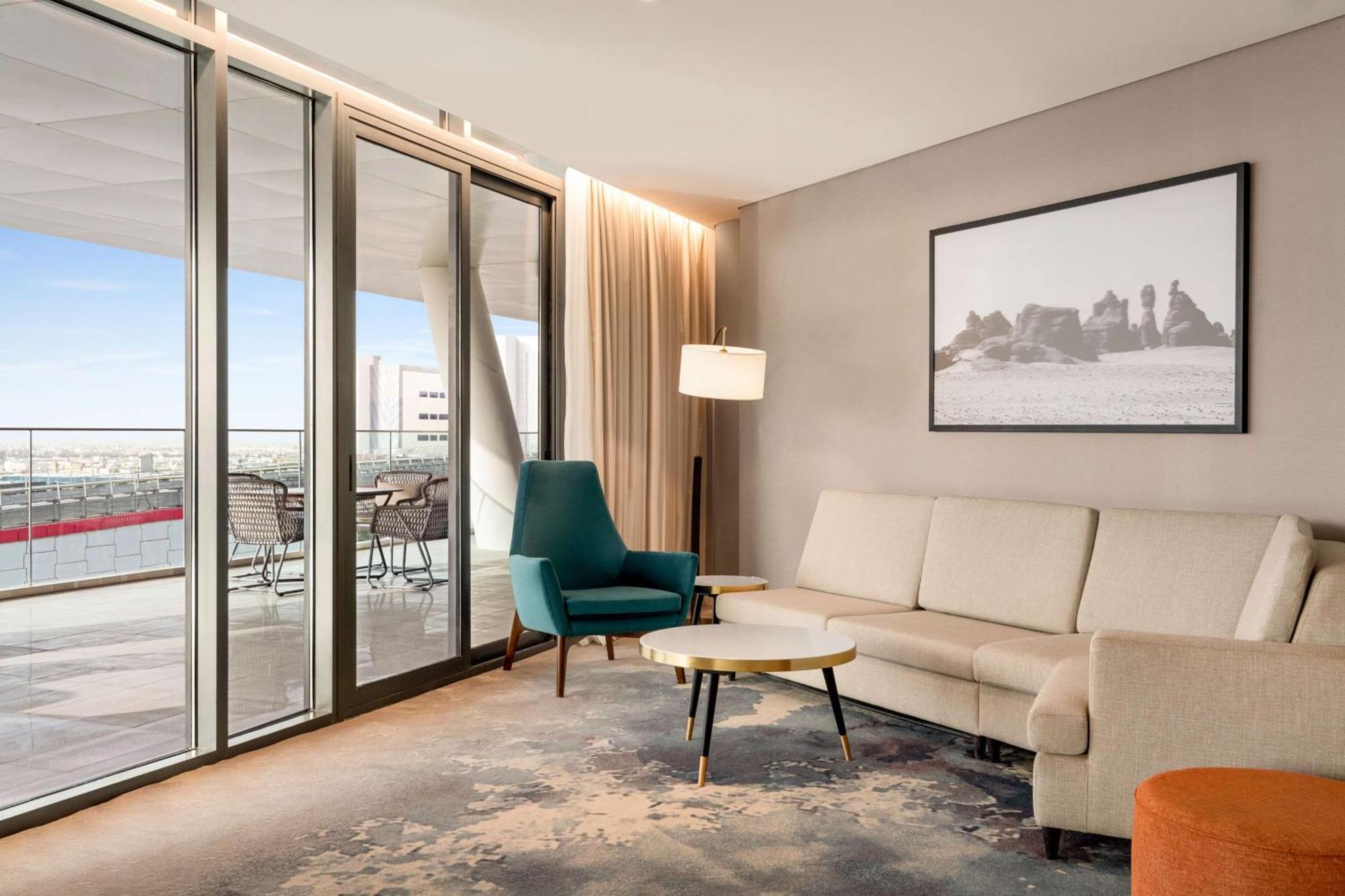 Radisson Blu Hotel Riyadh Convention And Exhibition Center Buitenkant foto A suite at the hotel