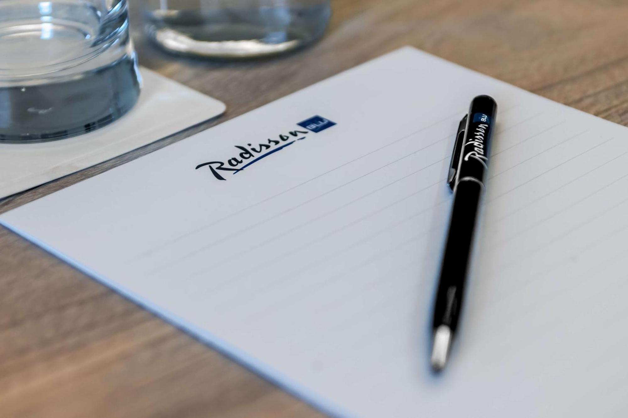 Radisson Blu Hotel Riyadh Convention And Exhibition Center Buitenkant foto Radisson stationery