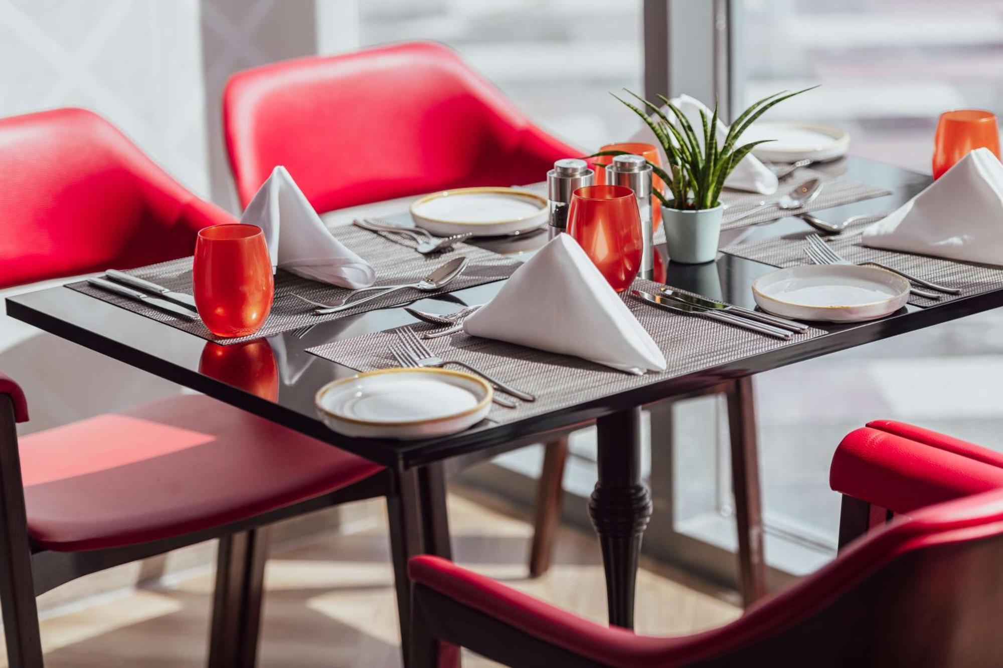 Radisson Blu Hotel Riyadh Convention And Exhibition Center Buitenkant foto A table set for fine dining