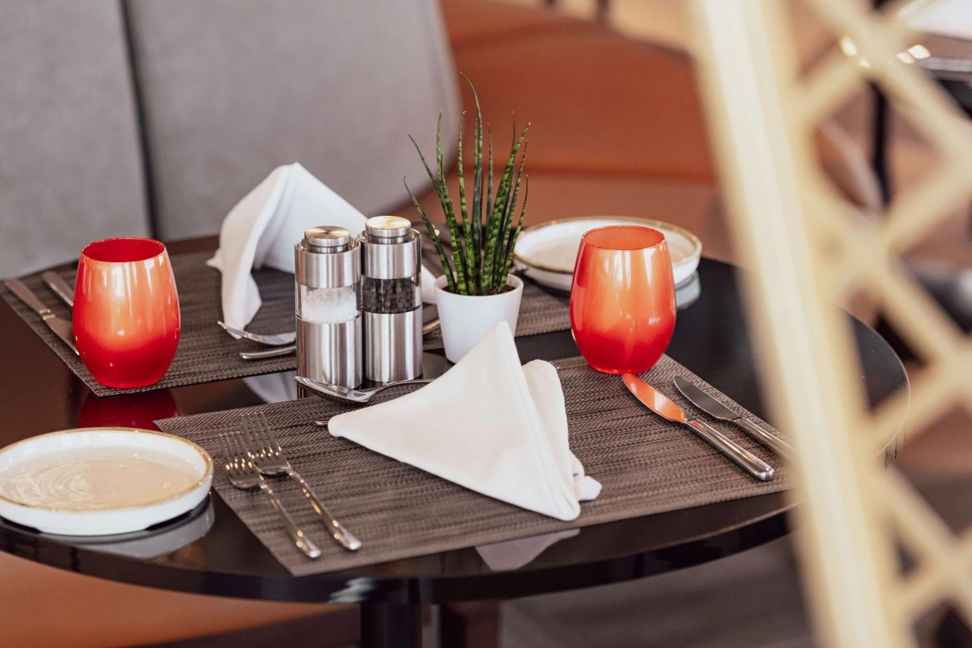 Radisson Blu Hotel Riyadh Convention And Exhibition Center Buitenkant foto A place setting
