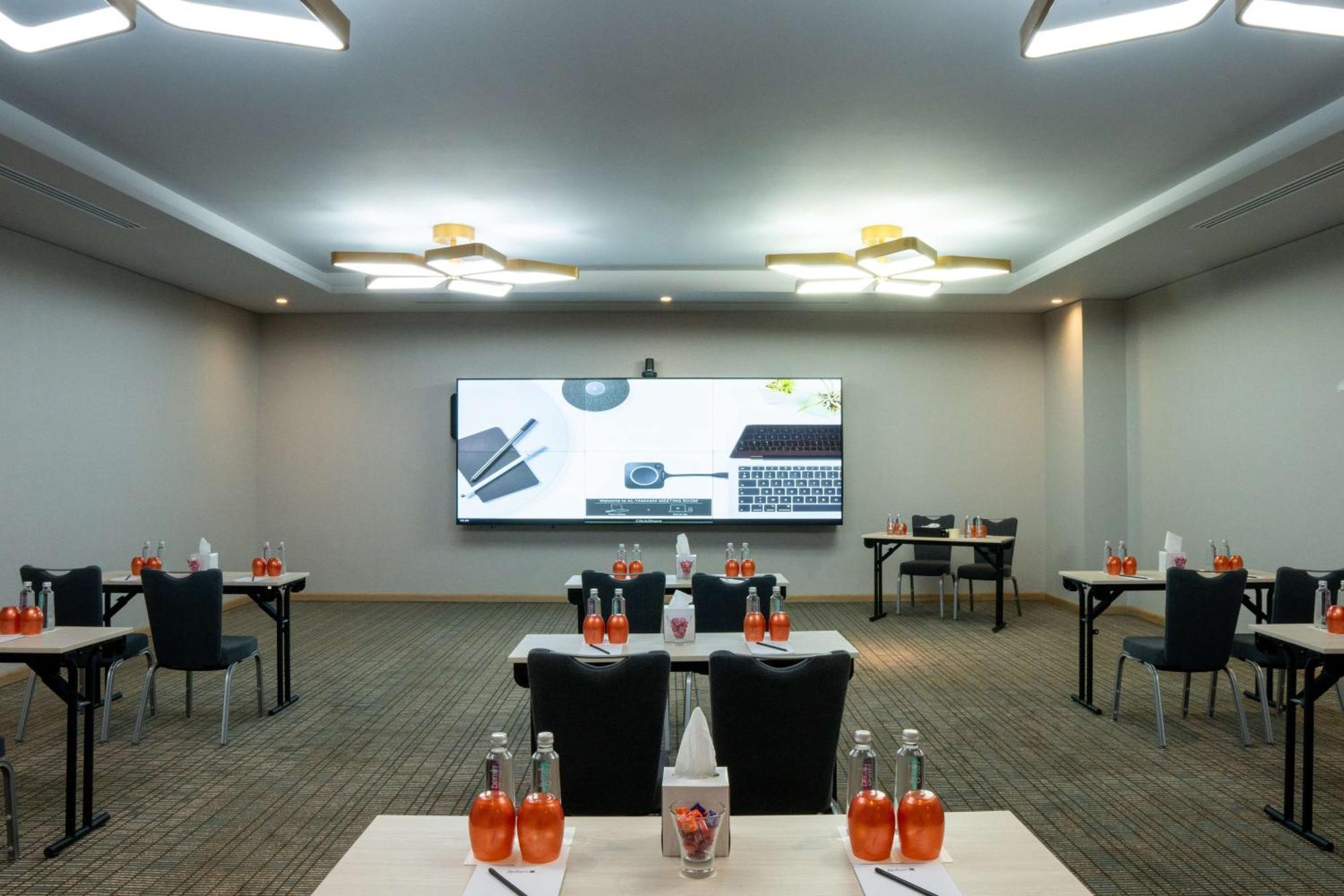 Radisson Blu Hotel Riyadh Convention And Exhibition Center Buitenkant foto Meeting room at the hotel